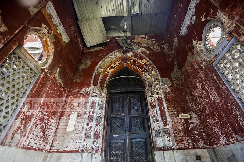 The structure of Lalkuthi in Old Dhaka’s Farashganj is now in a vulnerable state due to the lack of renovation. Photo: Mahmud Zaman Ovi