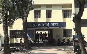 নেত্রকোণায় বাড়ির সামনে মাটিবাহী লরি চাপায় স্কুলছাত্র নিহত