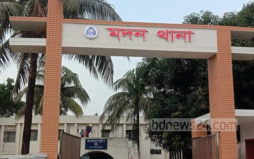 নেত্রকোণায় শ্যালো ইঞ্জিন চালিত গাড়ি উল্টে শ্রমিক নিহত