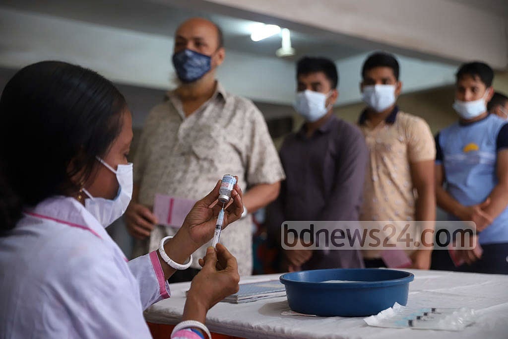 কোভিড টিকার তৃতীয় ও চতুর্থ ডোজ আপাতত বন্ধ