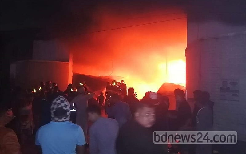 গাজীপুরে পোশাক কারখানার গুদামে আগুন