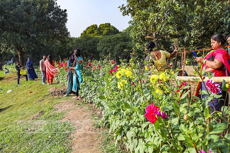 A sizeable crowd visited Dhaka’s Ramna Park on Saturday, Feb 05, 2022, after several months of coronavirus bans. Photo: Kazi Salahuddin Razu