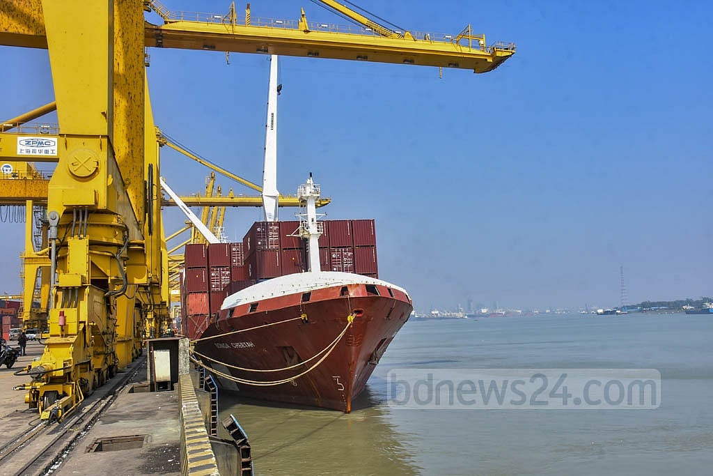 চট্টগ্রাম বন্দরে ভিড়ল ১০ মিটার ড্রাফটের প্রথম জাহাজ