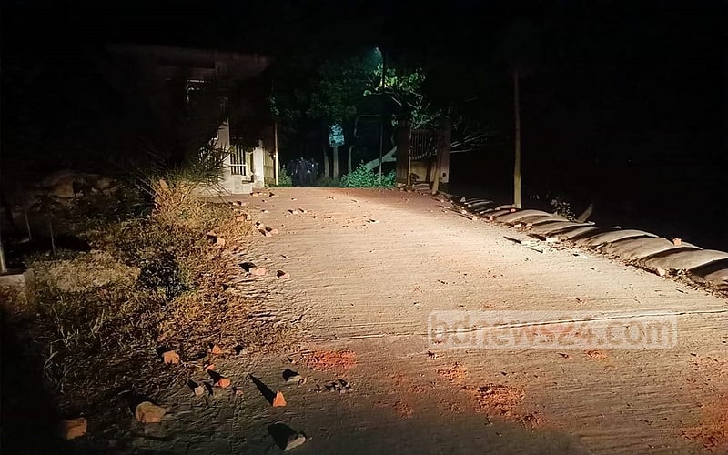 চাঁদপুরে দুর্ঘটনা: মরদেহ নেওয়া নিয়ে জনতা-পুলিশ সংঘর্ষ