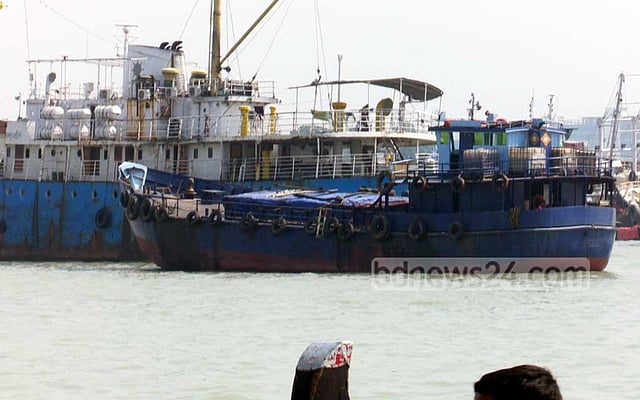 সাড়ে ১৩ ঘণ্টা পর ধর্মঘট প্রত্যাহার লাইটারেজ শ্রমিকদের