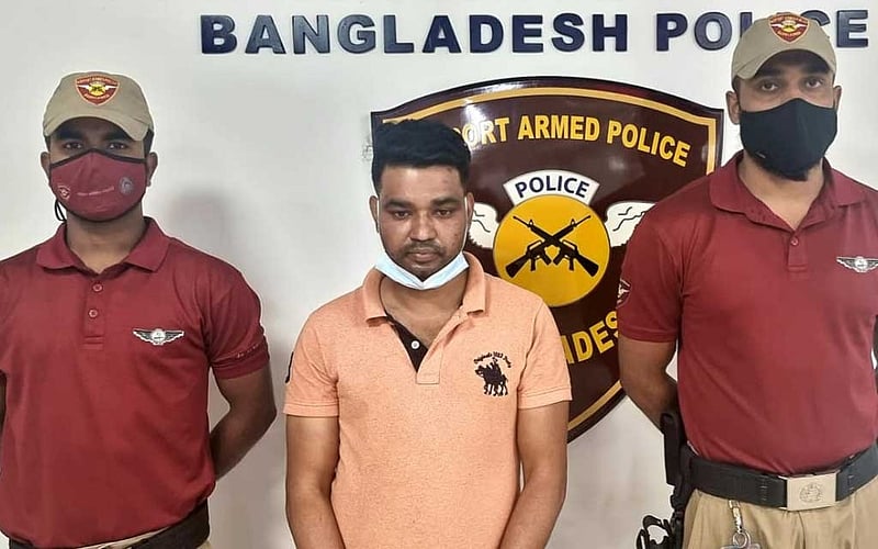 মসজিদে কুপিয়ে ‘হত্যাচেষ্টা’: বিমানবন্দরে গ্রেপ্তার প্রবাসী