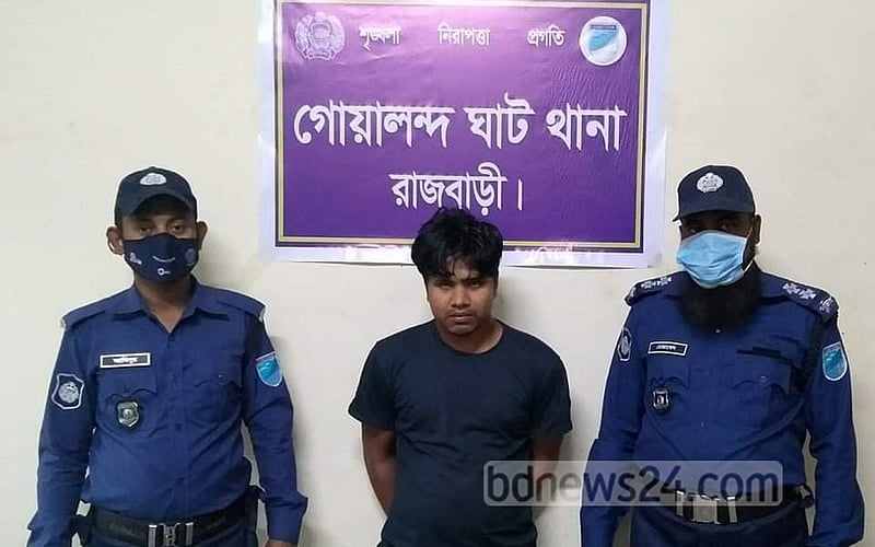 দৌলতদিয়ায় ট্রাক থেকে ‘ছিনতাইকারী চক্রের হোতা’ গ্রেপ্তার