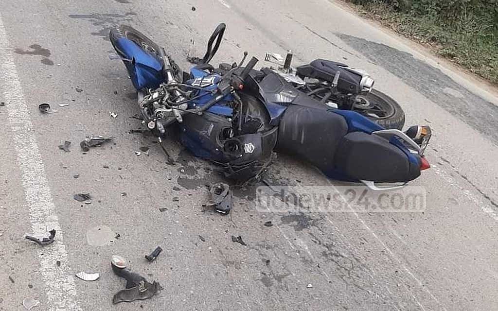 দাঁড়ানো ট্রাকে ধাক্কা: ঝিনাইদহে বাইক আরোহী ৩ ছাত্র নিহত