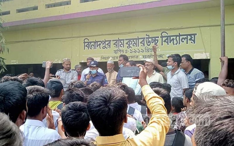 ছাত্র-শিক্ষক সম্পর্কে টানাপোড়েন কেন?