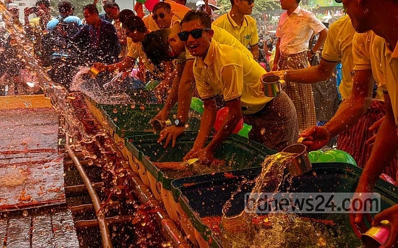 পাহাড়ে বিভিন্ন নৃগোষ্ঠীর পুরাতন বছরকে বিদায় এবং নতুন বছরকে স্বাগত জানানোর উৎসব বৈসাবির শেষদিন শনিবার রাঙামাটির বেতবুনিয়ায় সাংগ্রাই জলোৎসবে মারমা তরুণ-তরুণীরা।