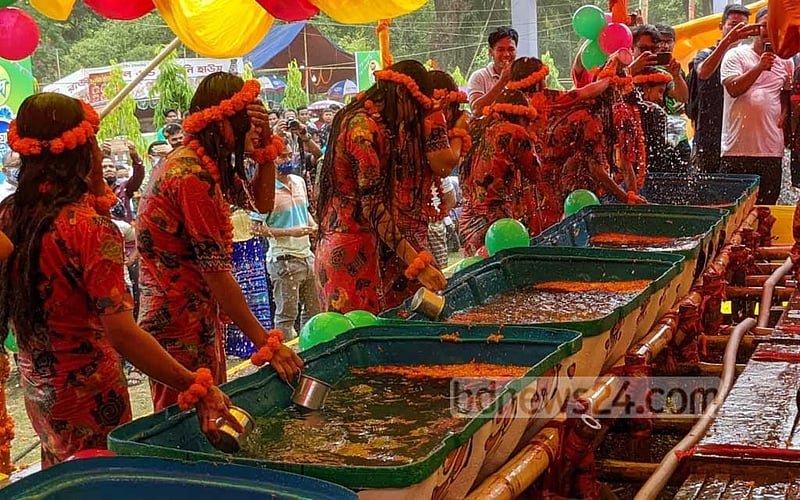 পাহাড়ে বিভিন্ন নৃগোষ্ঠীর পুরাতন বছরকে বিদায় এবং নতুন বছরকে স্বাগত জানানোর উৎসব বৈসাবির শেষদিন শনিবার রাঙামাটির বেতবুনিয়ায় সাংগ্রাই জলোৎসবে মারমা তরুণ-তরুণীরা।