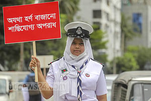 হর্নের অত্যাচার: যাদের দেখার কথা, কানেই যেন যায় না তাদের