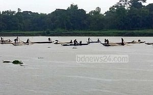 হালদা নদীতে বিষ দিয়ে মাছ শিকার, একমাসের কারাদণ্ড