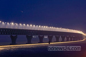 পদ্মা সেতু খুলল, মেট্রোরেল চলল