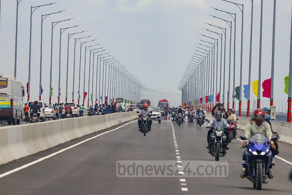 চট্টগ্রামের সড়কে ৪৪% হেলমেট ছাড়া, সিটবেল্ট নেই ৮৫% চালকের
