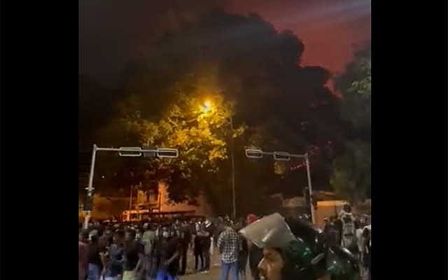 শ্রীলঙ্কায় প্রধানমন্ত্রীর বাড়িতে বিক্ষোভকারীদের আগুন
