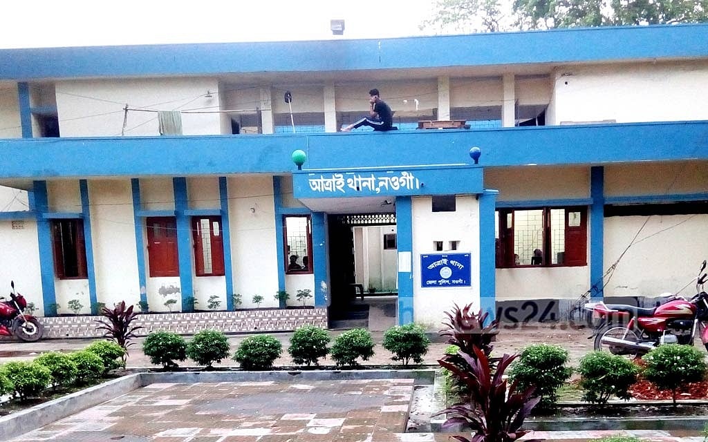 নওগাঁয় মায়ের সামনে প্রাণ হারাল শিশু ফাতেমা