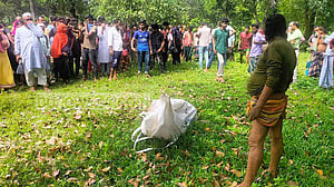 গাজীপুরে পুকুরে হাত-পা ও কোমরে ইট বাঁধা নারীর লাশ