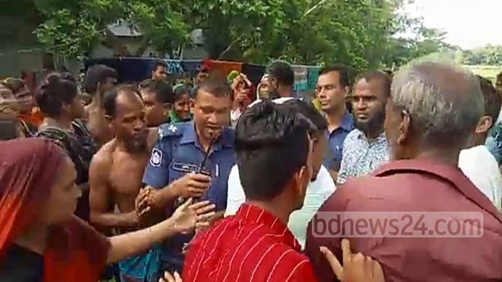 শেরপুরে অবৈধ জাল পোড়াতে গিয়ে দগ্ধ ৩, কর্মকর্তারা অবরুদ্ধ এক ঘণ্টা