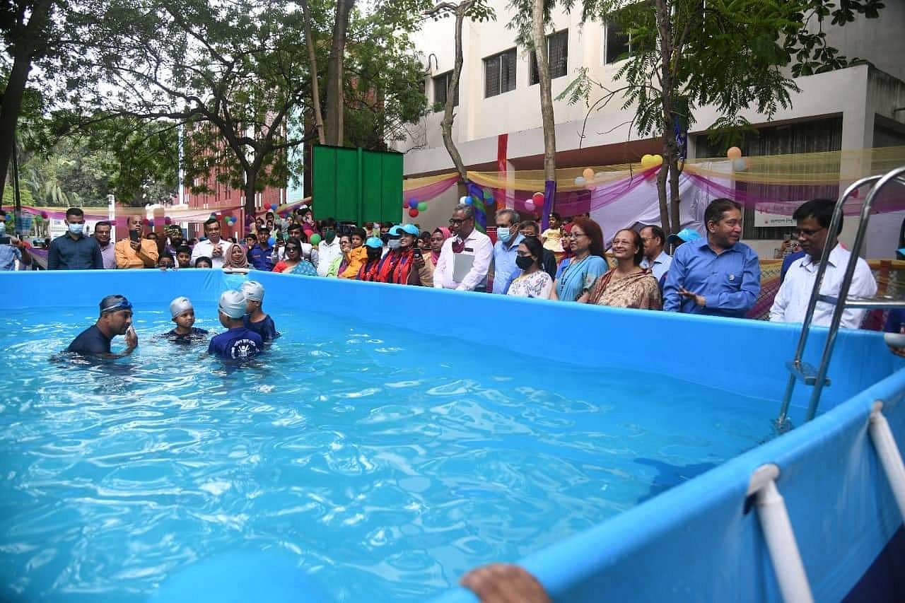 শহরে সাঁতার শেখাতে পোর্টেবল সুইমিংপুল