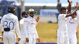 লঙ্কান স্পিনে কাঁপছে পাকিস্তান
