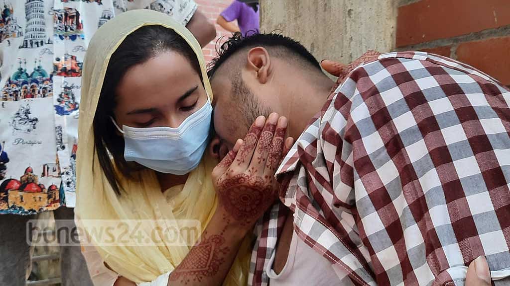 হাতে মেহেদীর রঙ নিয়ে স্বজনদের চিরবিদায়