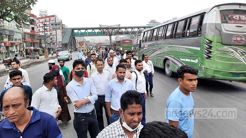 নতুন নিয়মে সব সরকারি অফিস চালুর প্রথম দিন বুধবার যাত্রাবাড়ীর কাজলা এলাকায় বাসের অপেক্ষায় মানুষ।