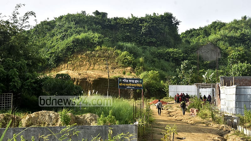 সীতাকুণ্ডের সলিমপুরের পাহাড় কেটে গড়ে উঠা ‘আলী নগর আবাসিক প্রকল্প’।