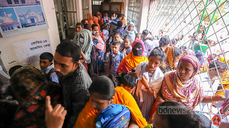 কোভিড টিকা নিতে অভিভাবকদের সঙ্গে ঢাকার মহাখালী আব্দুল হামিদ দর্জি সরকারি প্রাথমিক বিদ্যালয় কেন্দ্রে শিশুরা। দেশের ১২টি সিটি করপোরেশনে বৃহস্পতিবার শিশুদের করোনাভাইরাসের টিকাদান কর্মসূচি শুরু হয়েছে।