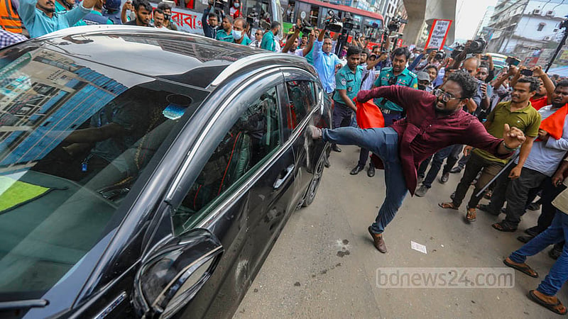 হরতালকারী বাম জোটের কর্মীরা বৃহস্পতিবার ঢাকার পল্টন মোড়ে একটি প্রাইভেট কারের উপর চড়াও হয়। 