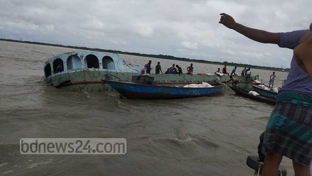 রূপসায় বাল্কহেডে ধাক্কা খেয়ে ট্রলার ডুবি, নিখোঁজ ১