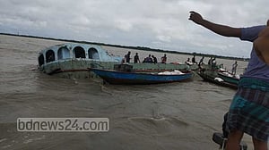 রূপসায় বাল্কহেডে ধাক্কা খেয়ে ট্রলার ডুবি, নিখোঁজ ১