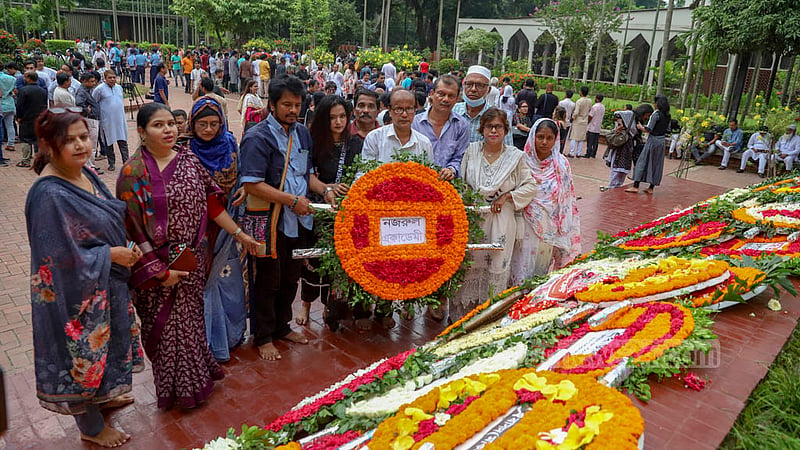 জাতীয় কবি কাজী নজরুল ইসলামের মৃত্যুবার্ষিকীতে শনিবার তার সমাধিতে ফুল দিয়ে শ্রদ্ধা জানায় নজরুল একাডেমি।