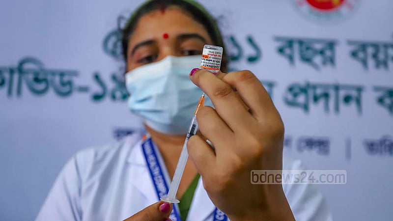শিশুদের কোভিড টিকাদান কর্মসূচির শুরুর দিন বৃহস্পতিবার বঙ্গবন্ধু শেখ মুজিবুর রহমান আন্তর্জাতিক সম্মেলন কেন্দ্রে প্রস্তুতি নিচ্ছেন একজন স্বাস্থ্যকর্মী। ছবি: আসিফ মাহমুদ অভি