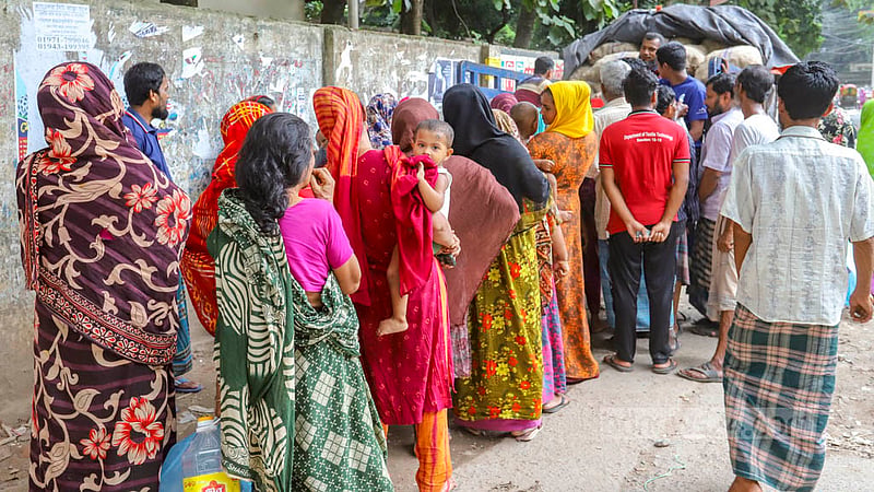 ঢাকার মহাখালীর টিঅ্যান্ডটি মাঠের সামনে ট্রাক থেকে বাজারদরের চেয়ে কম দামে আলু কিনতে লাইন।