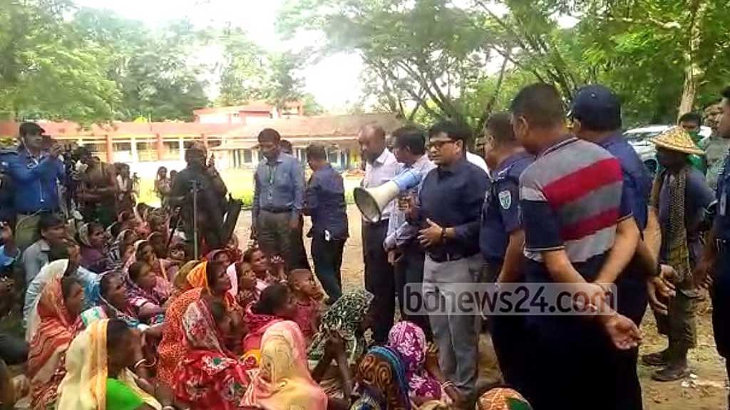 বাগানে বাগানে মৌলভীবাজারের ডিসি, কর্মবিরতিতে অনড় চা শ্রমিক
