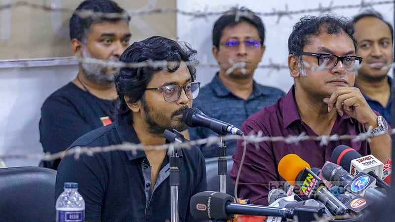 ঢাকা রিপোর্টার্স ইউনিটিতে বৃহস্পতিবার ‘বাংলা চলচ্চিত্র বা কনটেন্টে সেন্সরশিপ খড়গ, গল্প বলার স্বাধীনতা চাই’ শিরোনামে মতবিনিময় সভায় ‘হাওয়া’ চলচ্চিত্র নির্মাতা মেজবাউর রহমান সুমন।