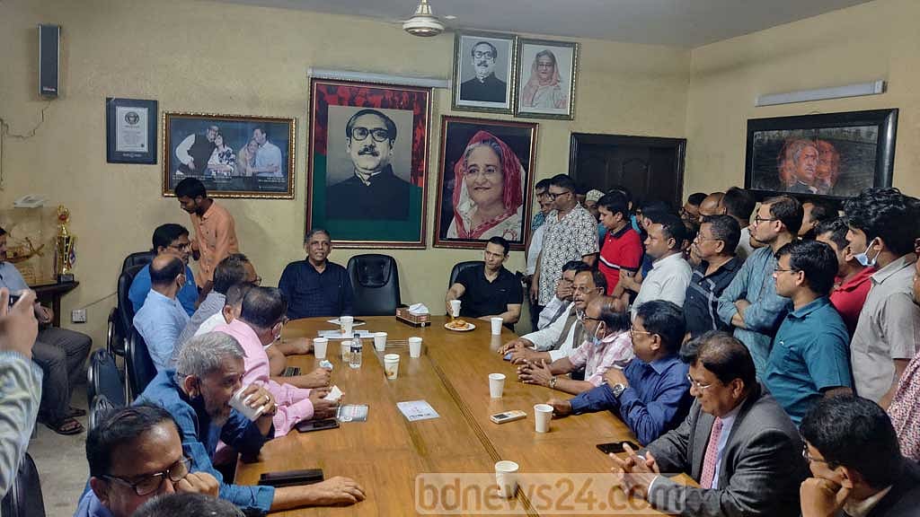 শতাধিক সমর্থক নিয়ে আওয়ামী লীগ কার্যালয়ে সোহেল তাজ