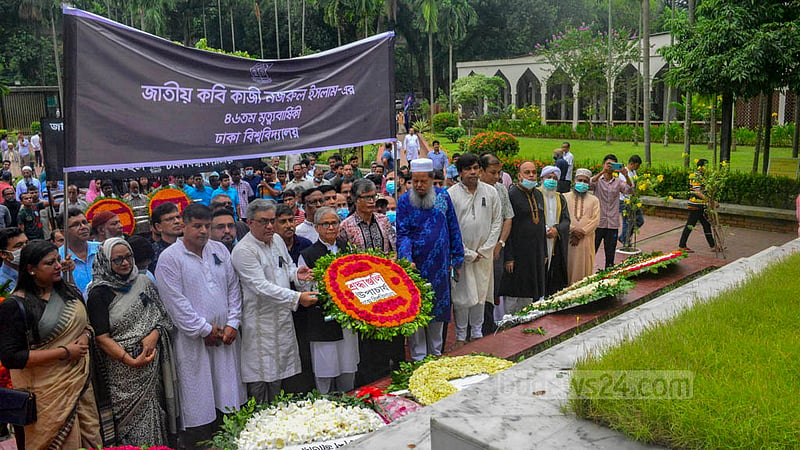 ঢাকা বিশ্ববিদ্যালয়ের উপাচার্য অধ্যাপক আখতারুজ্জামান শনিবার জাতীয় কবি কাজী নজরুল ইসলামের মৃত্যুবার্ষিকীতে তার সমাধিতে ফুল দিয়ে শ্রদ্ধা জানান।