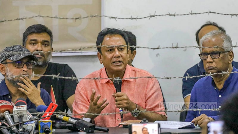 ‘বাংলা চলচ্চিত্র বা কনটেন্টে সেন্সরশিপ খড়গ, গল্প বলার স্বাধীনতা চাই’ শিরোনামে বৃহস্পতিবার ঢাকা রিপোর্টার্স ইউনিটিতে মতবিনিময় সভায় চলচ্চিত্র অভিনেতা জাহিদ হাসান।