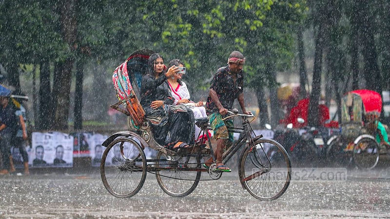 ভর দুপুরে আকাশ আঁধার করে নেমে আসে বৃষ্টি, সেই মুহূর্তটি ধরে রাখতে নিজের ছবি তুলছেন রিকশায় বসা এক যাত্রী। 