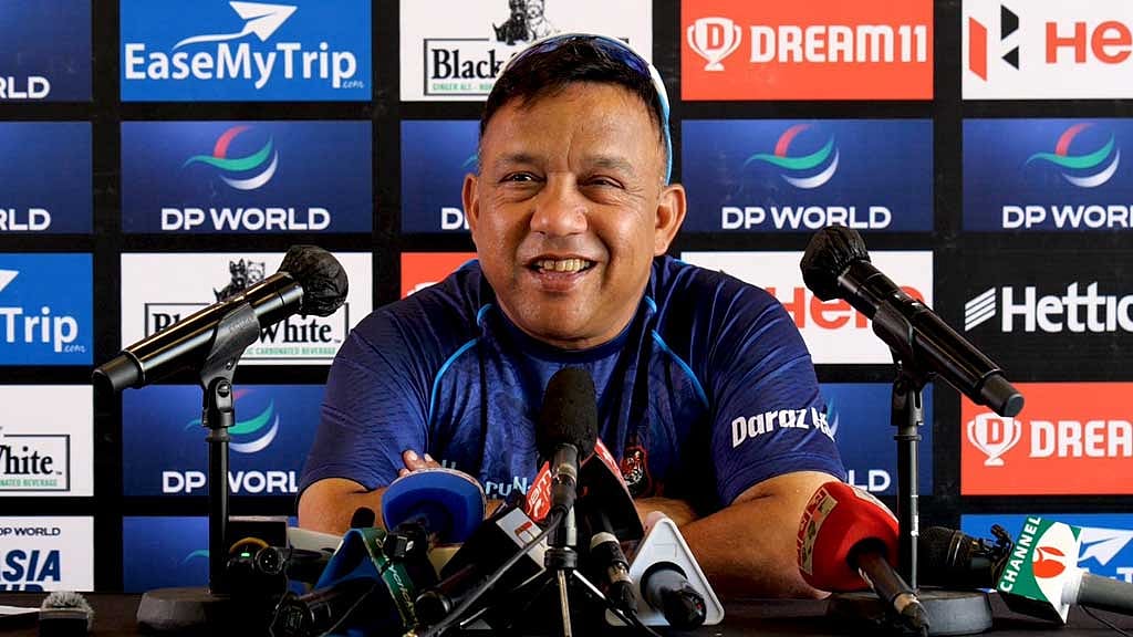 ‘আমি তো শ্রীলঙ্কা দলে বোলারই দেখি না’