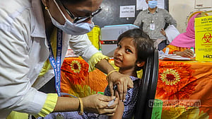 ভয় কাটিয়ে কোভিড টিকা নিচ্ছে শিশুরা