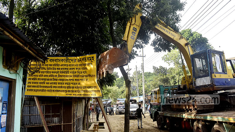 সীতাকুণ্ডের জঙ্গল সলিমপুরের আলীনগরে রোববার দখলদারদের সাইনবোর্ড গুড়িয়ে দেয় প্রশাসন।