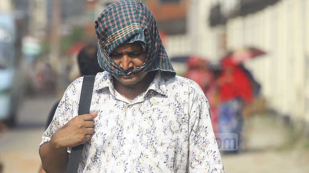 তাপপ্রবাহ মৃদু তবে গরম অসহনীয়, বন্দরে সতর্কতা