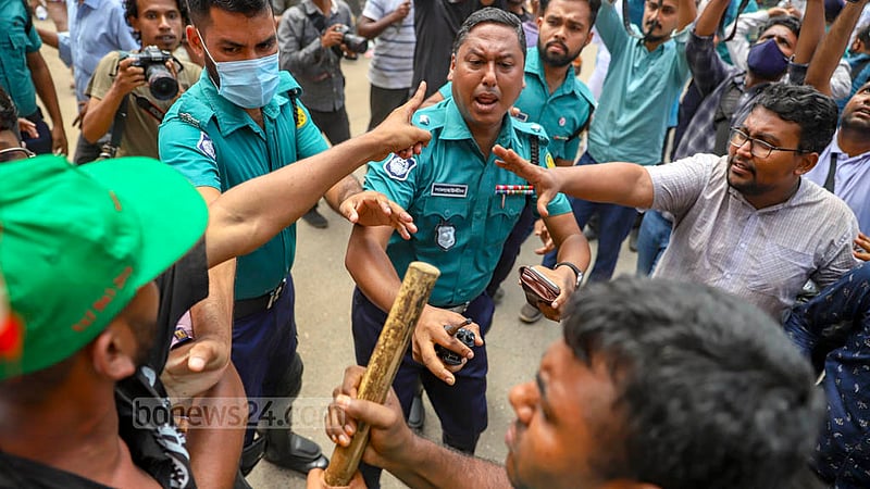 হরতালকারী বাম জোটের নেতা-কর্মীরা ঢাকার পল্টন মোড়ে যান চলাচল আটকে দিলে পুলিশের সঙ্গে তাদের তর্কাতর্কি হয়।
