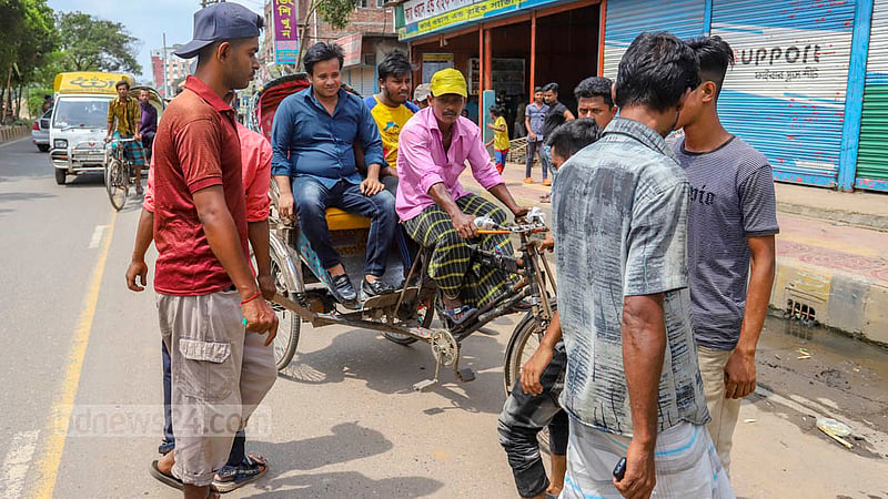 দুইদিন আগে জুরাইনে ব্যাটারিচালিত রিকশার ধাক্কায় ঝরেছে স্কুল শিক্ষার্থীর প্রাণ। এরপর ওই এলাকায় এসব অননুমোদিত যান চলাচলে বাধা দিচ্ছেন স্থানীয় বাসিন্দারা।