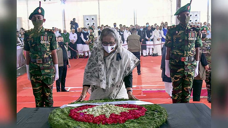 বঙ্গবন্ধু এভিনিউয়ে আওয়ামী লীগের সমাবেশে গ্রেনেড হামলার বার্ষিকীতে রোববার নিহতদের স্মরণে নির্মিত শহীদ বেদীতে শ্রদ্ধা নিবেদন করেন প্রধানমন্ত্রী শেখ হাসিনা। 