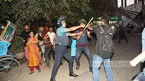 জ্বালানির দাম বৃদ্ধি: শাহবাগে বিক্ষোভে পুলিশের লাঠিপেটা