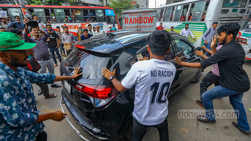 হরতালকারী বাম জোটের কর্মীরা বৃহস্পতিবার ঢাকার পল্টন মোড়ে একটি প্রাইভেট কারের উপর চড়াও হয়। 